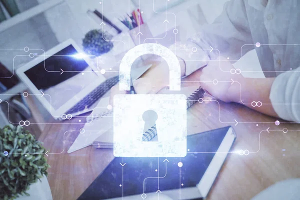 Kilit simgesiyle kadın eli yazarken çift pozlama. Güvenlik kavramı ve verilerin korunması