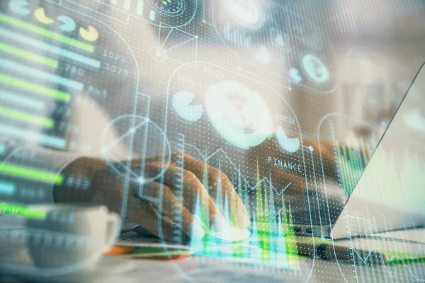 Teknoloji temalı hologramı olan bilgisayar geçmişi olan bir iş adamı. Yüksek teknoloji kavramı. Çoklu pozlama.