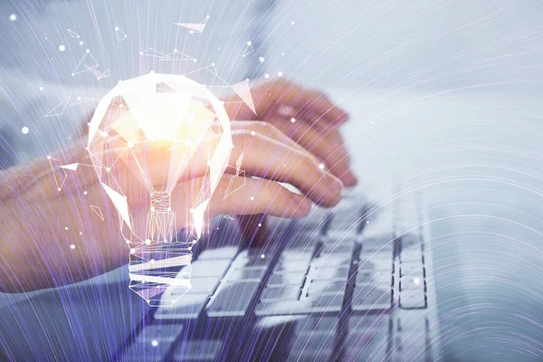 Arkaplanda bilgisayar üzerinde çalışan iş adamıyla birlikte büyüyen oklar. Başarı konsepti. Çift pozlama.