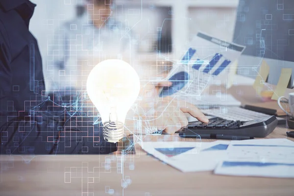 Arkaplanda bilgisayar üzerinde çalışan iş adamıyla birlikte büyüyen oklar. Başarı konsepti. Çift pozlama.