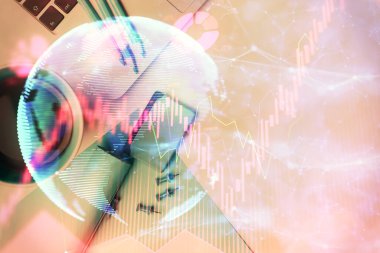 Masaüstü arkaplanındaki bilgisayarın üzerinde iş temalı hologram çizimleri. Üst Manzara. Çoklu maruz kalma. Uluslararası bağlantılar kavramı.