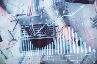 Kadın ve erkeğin birlikte çalışması ve finansal grafik hologramı. İş konsepti. Bilgisayar arkaplanı.