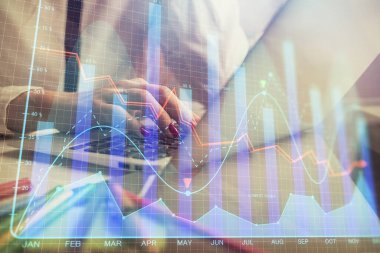 Bilgisayarda ve finansal grafik hologramında kadın eli yazarken çift pozlama. Borsa analizi kavramı.