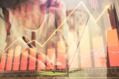 Bilgisayarda ve finansal grafik hologramında kadın eli yazarken çift pozlama. Borsa analizi kavramı.