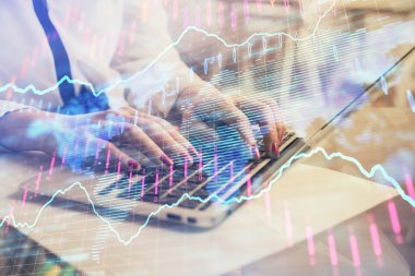 Bilgisayarda ve finansal grafik hologramında yazı yazan kadın ellerine çoklu maruz kalma. Borsa analizi kavramı.
