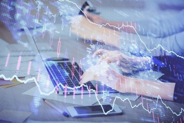 Bilgisayarda ve finansal grafik hologramında yazı yazan kadın ellerine çok maruz kalmış. Borsa analizi kavramı.