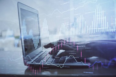 Bilgisayarda ve ön x grafik hologram çiziminde kadın eli yazarken çift pozlama. Borsa analizi kavramı.
