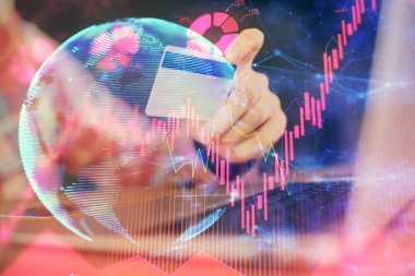 Elinde kredi kartı ve internet temalı bir çizim olan bir adamın ellerine iki kez maruz kalmış. Dijital fintech ve E-ticaret kavramı.