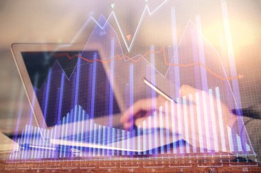 Bir adamın elini tutarken ve dijital bir cihaz ve ön grafik çizimi kullanırken çift pozlama. Finansal piyasa kavramı.