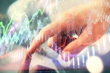 Bir adamın el ele tutuşması ve telefon ve finansal çizim kullanması. Pazar analizi kavramı.