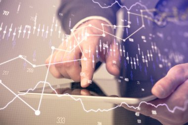 Bir adamın el ele tutuşması ve telefon ve finansal çizim kullanması. Pazar analizi kavramı.