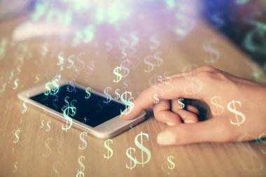 Ön x çizelgesine çift pozlama, hologram çizimi ve cep telefonu kullanan bir kadın. Finansal piyasa kavramı.