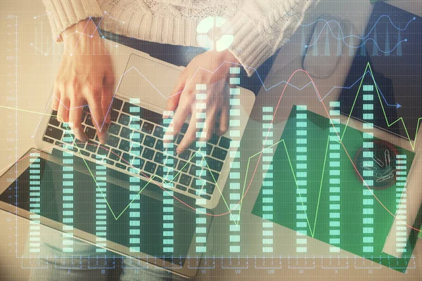 Bilgisayar ve ön x çizim hologramı üzerinde çalışan kadın elleri çift pozlama. Üst Manzara. Mali analiz kavramı.