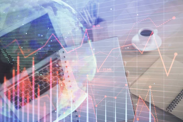 İş kadını ellerinin bilgisayar ve ön x çizelge hologramı çizimlerinde çifte pozlama. Mali analiz kavramı.