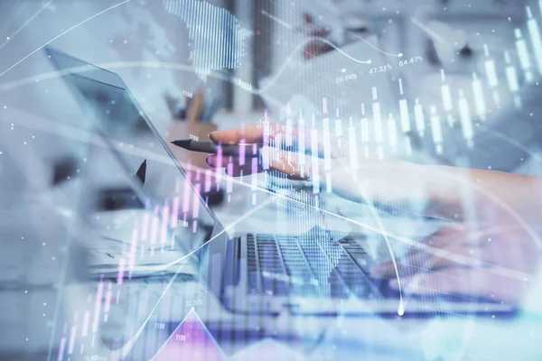 Bilgisayarda ve finansal grafik hologramında yazı yazan kadın ellerine çoklu maruz kalma. Borsa analizi kavramı.