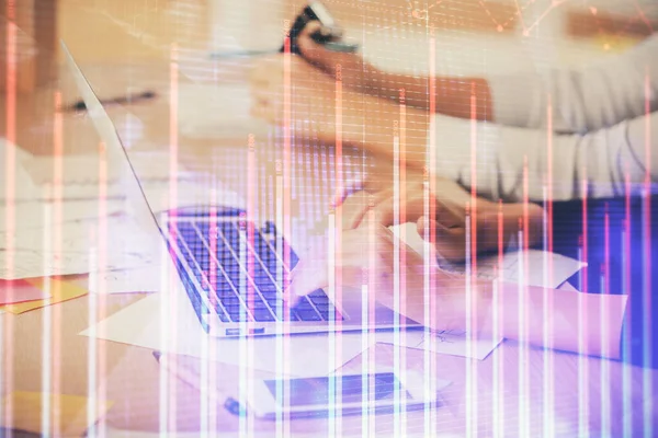 Bilgisayarda ve finansal grafik hologramında yazı yazan kadın ellerine çok maruz kalmış. Borsa analizi kavramı.