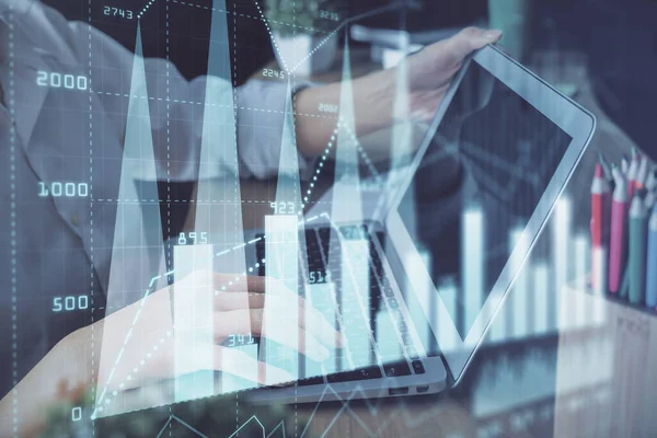 Bilgisayarda ve ön x grafik hologram çiziminde kadın eli yazarken çift pozlama. Borsa yatırım kavramı.