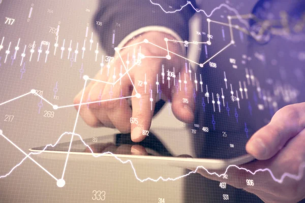 Bir adamın el ele tutuşması ve telefon ve finansal çizim kullanması. Pazar analizi kavramı.