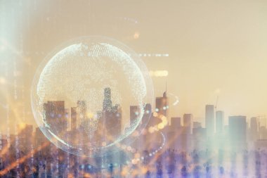 Şehir görünümünde harita ve veri temalı hologram ile gökdelenler arka planda çift pozlama. İş kavramında uluslararası teknoloji.