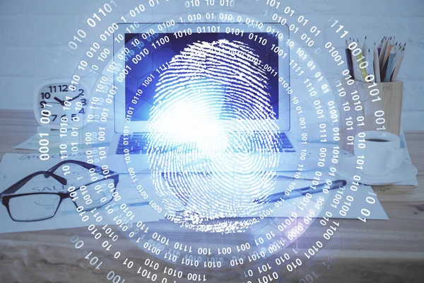 指紋図面とオフィスのデスクトップ上のコンピュータ 露出を2倍 ビジネスデータセキュリティの概念 — ストック写真