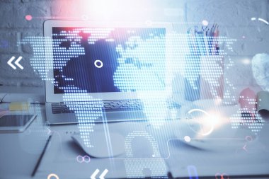 Bilgisayar ve dünya haritası hologramıyla masaüstü çifte pozlama. Uluslararası veri ağı kavramı.