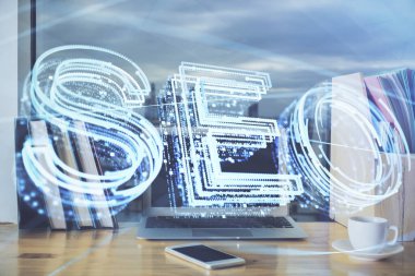 Bilgisayar ve seo çizim hologramı olan çok katmanlı bir tablo. Arama optimizasyon kavramı.