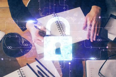 Kilit simgesiyle notlar alan bir kadın elinin çoklu pozu. Güvenlik kavramı ve verilerin korunması