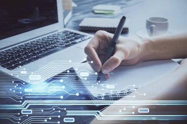 Veri çözeltisi hologramı ile arka plan üzerine yazılan ellere çoklu maruz kalma. Teknoloji konsepti.