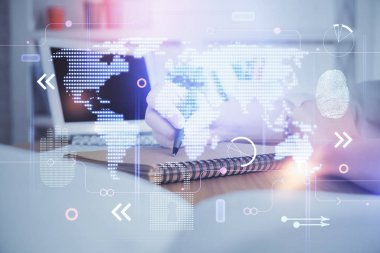 Dünya haritası hologramı ve veri tema simgeleriyle notlar alan ellerin çifte pozlanması. Uluslararası ağ verilerinin kavramı.