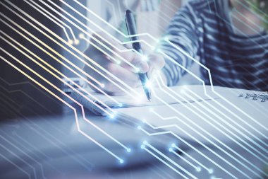 Dijital kodlama simgeleriyle notlar alan ellere çift pozlama. Bilgisayar öğrenme kavramı.