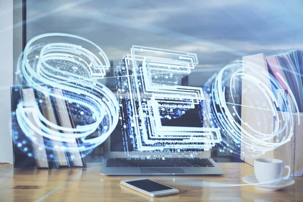 Bilgisayar ve seo çizim hologramı olan çok katmanlı bir tablo. Arama optimizasyon kavramı.