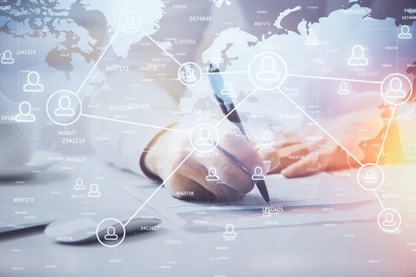 Adamın elleri arka planda notlarla çalışıyor. Sosyal ağ konsepti. Kalabalık kaynağı. Küresel. Çoklu pozlama.