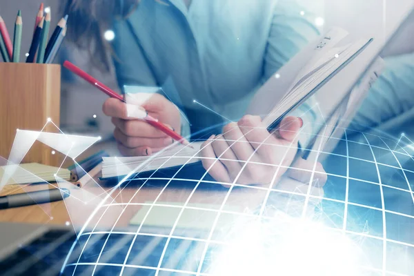 Dünya haritası hologramı ve veri tema simgeleriyle notlar alan ellerin çoklu pozlanması. Küresel bilgisayar verisi kavramı.