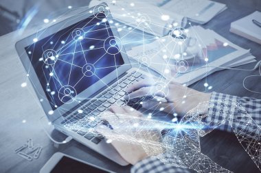 Sosyal ağ temalı hologramda iş adamı arka planda bilgisayar üzerinde çalışıyor. Dünya çapında ağ kavramı. Çift pozlama.