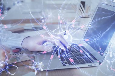 Nöron hologramı, arka planda bilgisayarla çalışan bir adam. Eğitim konsepti. Çift pozlama.