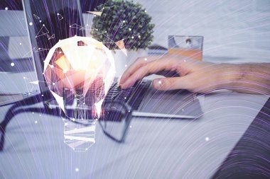 Arkaplanda bilgisayar üzerinde çalışan iş adamıyla birlikte büyüyen oklar. Başarı konsepti. Çift pozlama.