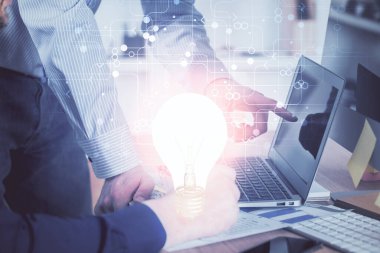 Arkaplanda bilgisayar üzerinde çalışan iş adamıyla birlikte büyüyen oklar. Başarı konsepti. Çift pozlama.