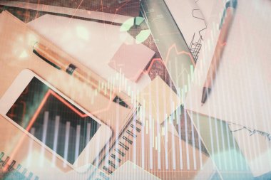 Forx grafik hologramının telefonlu masaüstü üzerinde çoklu pozlandırılması. Üst Manzara. Mobil ticaret platformu kavramı.