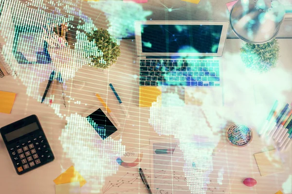 业务主题全息图绘制在计算机上的桌面背景 顶部视图 多重暴露 国际联系的概念 — 图库照片
