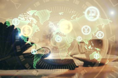 Finans şeması çizimine ve masaüstüne kahve ve masa arkasında eşyalar ile çifte pozlama. Önx piyasa ticareti kavramı