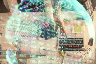 Kadın ve erkeğin birlikte çalışması ve iş temalı hologram çizimi. Bilgisayar arkaplanı. Üst Görünüm.
