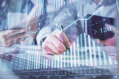 Kadın ve erkeğin birlikte çalışması ve finansal grafik hologramı. İş konsepti. Bilgisayar arkaplanı.