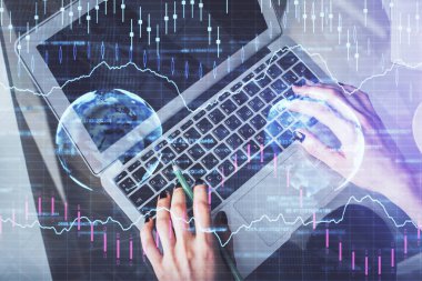 Bilgisayar ve ön x çizim hologramı üzerinde çalışan kadın elleri çift pozlama. Üst Manzara. Mali analiz kavramı.