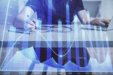 İş kadını ellerinin bilgisayar ve ön x çizelge hologramı çizimlerinde çifte pozlama. Mali analiz kavramı.