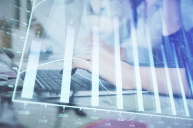 Bilgisayarda ve finansal grafik hologramında yazı yazan kadın ellerine çoklu maruz kalma. Borsa analizi kavramı.