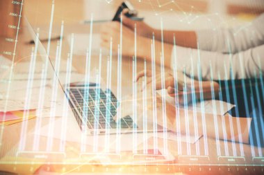 Bilgisayarda ve finansal grafik hologramında yazı yazan kadın ellerine çok maruz kalmış. Borsa analizi kavramı.