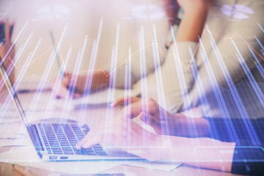 Bilgisayarda ve finansal grafik hologramında yazı yazan kadın ellerine çok maruz kalmış. Borsa analizi kavramı.