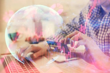 Elinde kredi kartı ve internet temalı bir çizim olan bir adamın ellerine iki kez maruz kalmış. Dijital fintech ve E-ticaret kavramı.