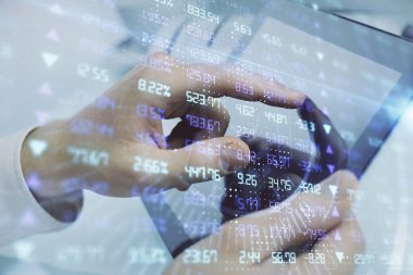 Bir adamın el ele tutuşması ve telefon ve finansal çizim kullanması. Pazar analizi kavramı.