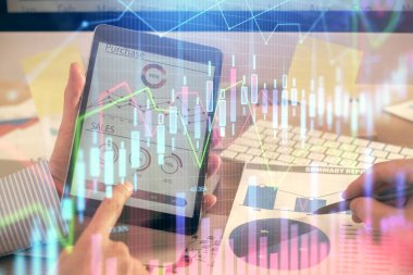 Bir adamın el ele tutuşması ve telefon ve finansal çizim kullanması. Pazar analizi kavramı.